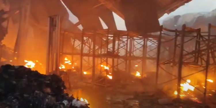 Veliki požar u Osijeku, gore skladišta: Pogledajte dramatične snimke buktinje