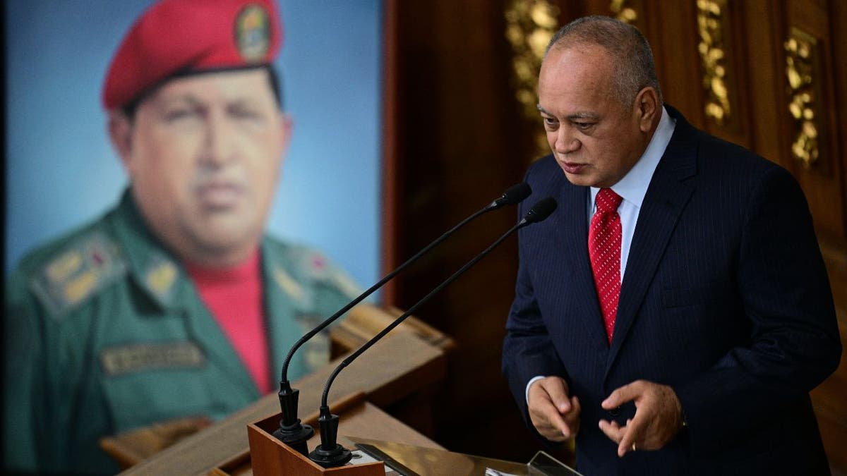 Ministar unutarnjih poslova Venezuele Diosdado Cabello govori pored slike pokojnog predsjednika Venezuele Huga Chaveza 