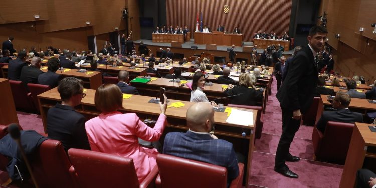 Vruća tema u Saboru, odmah je krenulo žestoko: ‘Evo što je stari lisac napravio’