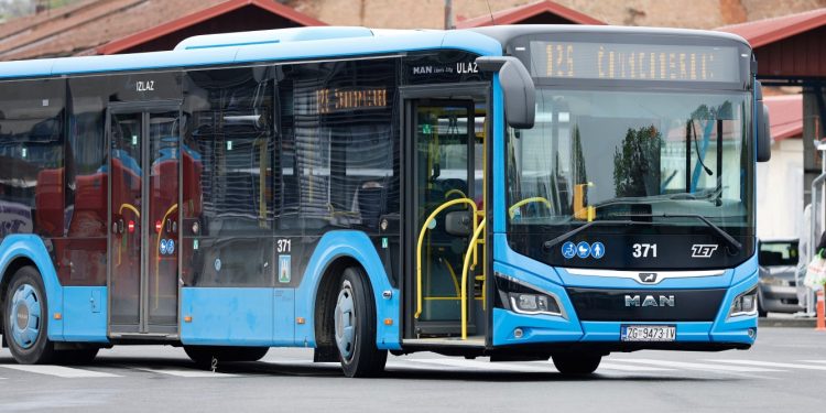 ZET-ov autobus zabio se u štand na Črnomercu: ‘Vozač je bio blijed i u znoju’