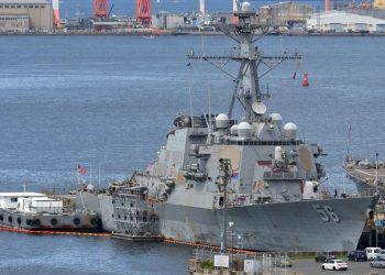 Zapovjednik američke mornarice izgubio dužnost nakon neugodne fotografije — RT World News