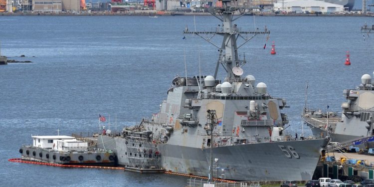 Zapovjednik američke mornarice izgubio dužnost nakon neugodne fotografije — RT World News