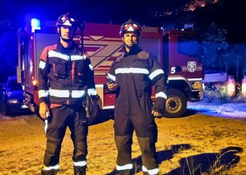 Zapovjednik vatrogasaca iz Žrnovnice: “Situacija je puno bolja, uskoro bi trebali zaokružiti požarište”. Na terenu smo susreli hrabre mlade gasitelje