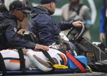 Zastrašujuće scene dok zvijezda NFL-a Tyler Badie kolabira na bočnoj strani i nošen je u steznici za vrat nakon što je udario glavom o travnjak