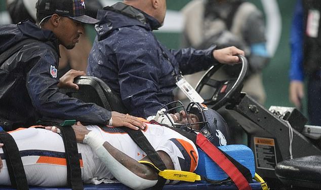 Zastrašujuće scene dok zvijezda NFL-a Tyler Badie kolabira na bočnoj strani i nošen je u steznici za vrat nakon što je udario glavom o travnjak