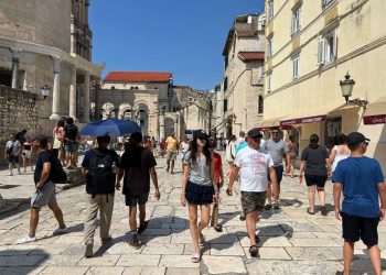 Zbog cijena na Jadranu turisti se vraćaju zaboravljenim navikama, donose i krumpire