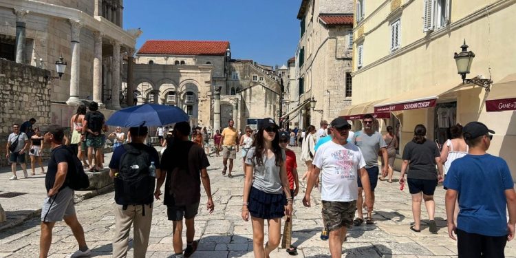 Zbog cijena na Jadranu turisti se vraćaju zaboravljenim navikama, donose i krumpire
