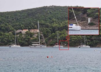 Znaju li se pravila? Pogledajte kako jedrilice u Pučišćima sidre ispred znaka zabrane sidrenja!