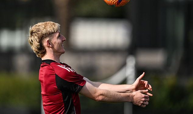 Zvijezda Newcastlea Anthony Gordon uočen je u ‘nikad viđenom’ automobilu vrijednom 190.000 funti nakon treninga… kako ga navijači nazivaju ‘užasnim’ i ‘užasnim’