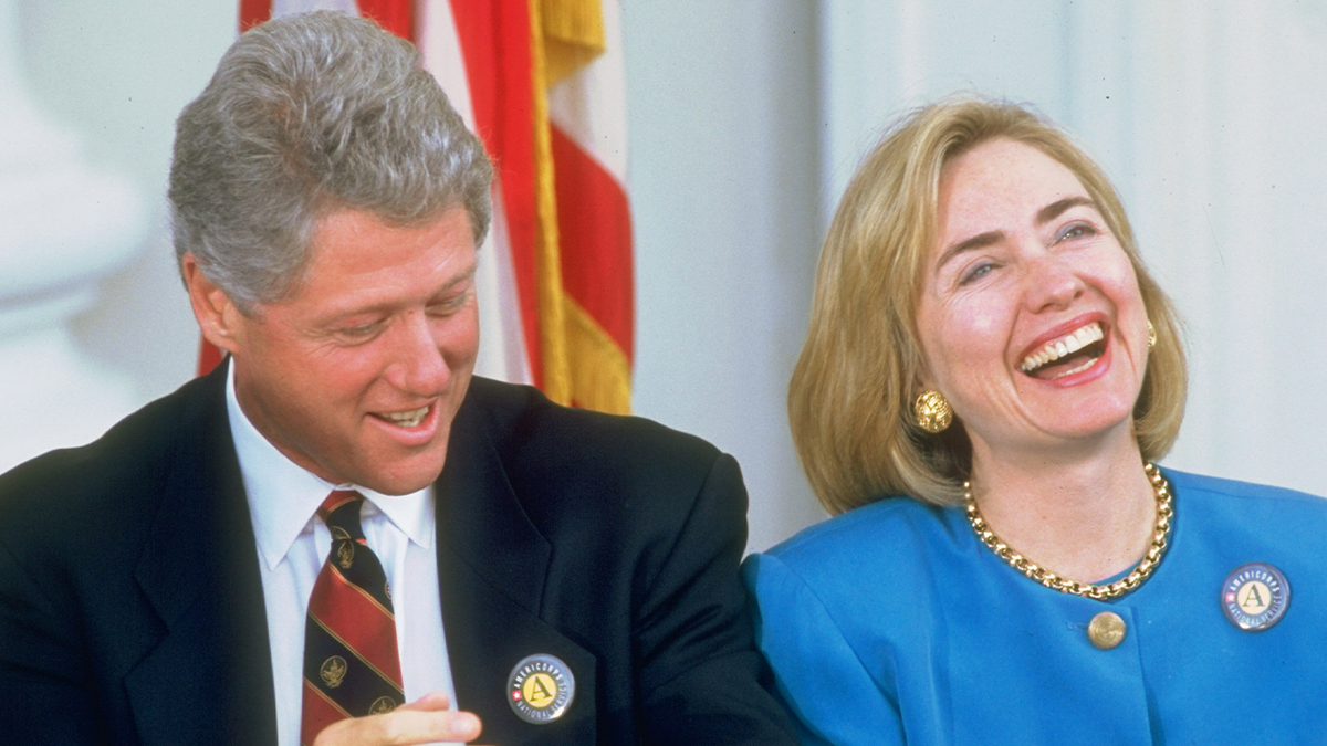 Bill i Hillary Clinton se smiju
