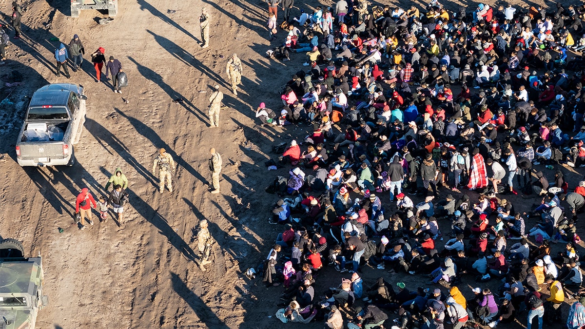 Granični prijelaz Eagle Pass viđen iz zraka s migrantima okupljenima s desne strane