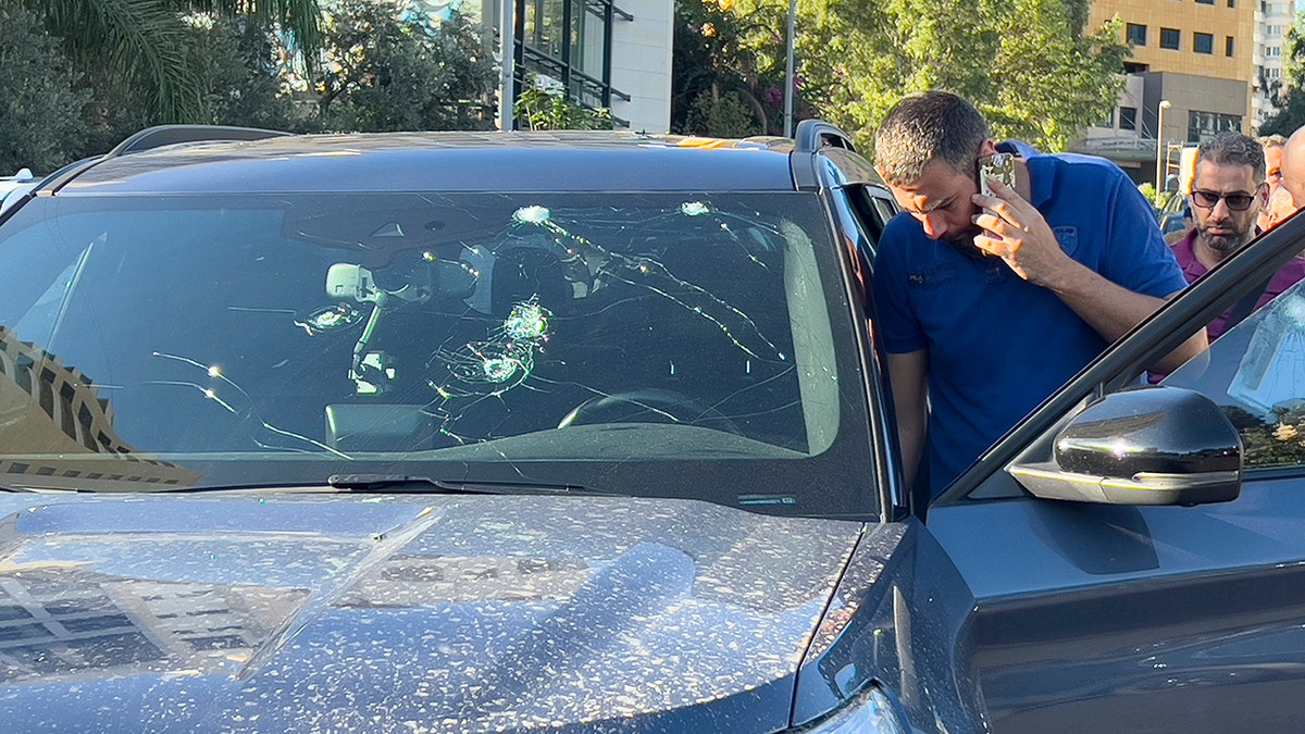 Policijski službenici vrše pregled automobila