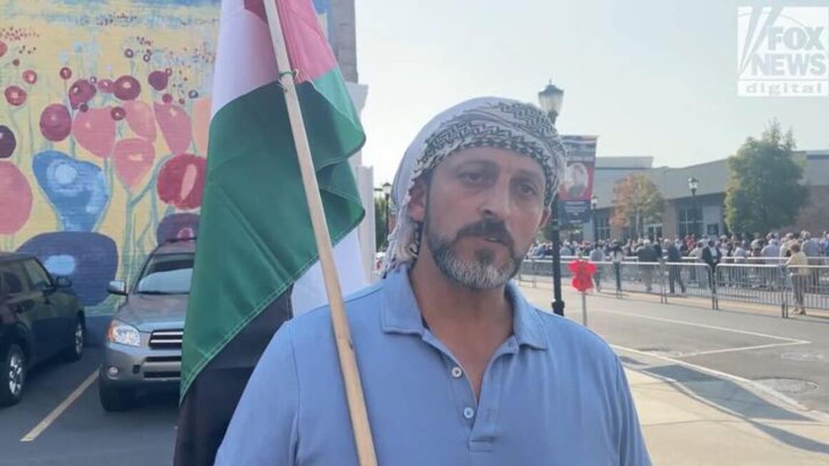 prosvjednik na događaju Harris