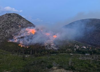 VIDEO Veliki požar kod Žrnovnice, zatvorena je prometnica u smjeru Sitnog