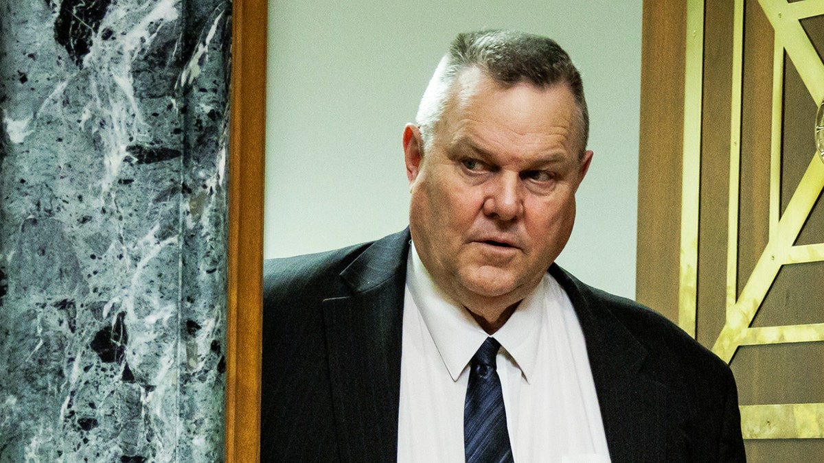 Senator Jon Tester (D-MT) stiže na saslušanje Senatskog pododbora za dodjelu sredstava za domovinsku sigurnost na američkom Kapitolu 10. travnja 2024. u Washingtonu. (Fotografija: Samuel Corum/Getty Images)