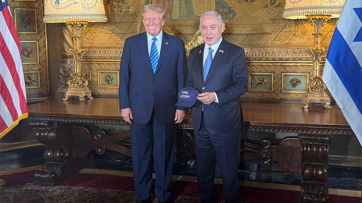 Donald Trump predstavlja fotografiju s Benjaminom Netanyahuom