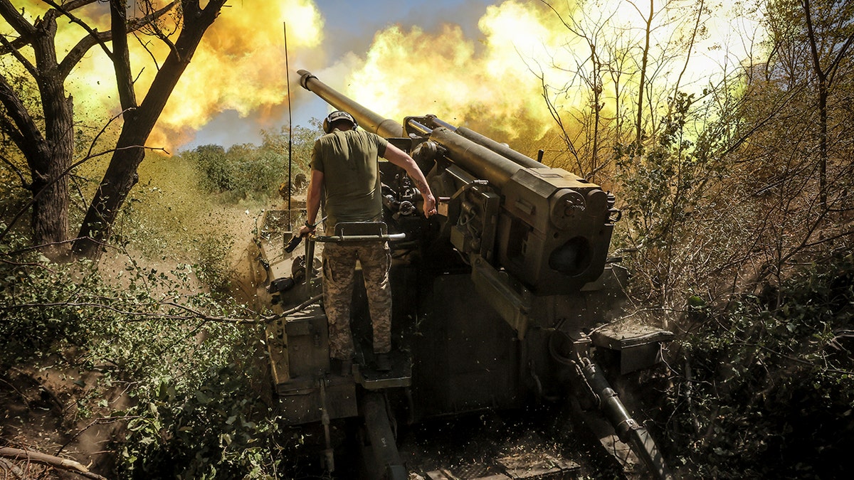 Na ovoj fotografiji koju je dostavila tiskovna služba ukrajinske 24. mehanizirane brigade, pripadnici 24. mehanizirane brigade pucaju iz "Giatsint-S" Samohodna haubica kalibra 152 mm prema ruskim položajima u blizini grada Chasiv Yar, u regiji Donetsk, Ukrajina, utorak, 20. kolovoza 2024. 