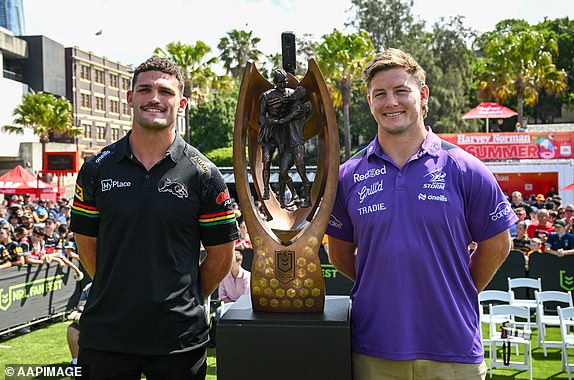 Nathan Cleary iz Panthersa i Harry Grant iz Storma poziraju za fotografiju uoči konferencije za novinare Velikog finala NRL-a u Sydneyu, četvrtak, 3. listopada 2024. Penrith Panthers će igrati protiv Melbourne Storma u Velikom finalu NRL-a 2024. (AAP Image/Dan Himbrechts) NEMA ARHIVIRANJA