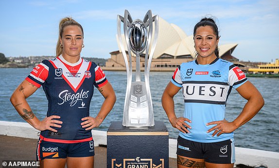 Kapetanica Sydney Roostersa Isabelle Kelly i kapetanica Cronulla Sharksa Tiana Penitani poziraju za fotografiju uoči tiskovne konferencije za veliko finale NRLW 2024. u Circular Quayu, Sydney, petak, 4. listopada 2024. Sydney Roosters će se suprotstaviti Cronulla Sharks u nedjeljnom NRLW 2024. Veliko finale. (AAP Image/Dan Himbrechts) NEMA ARHIVIRANJA