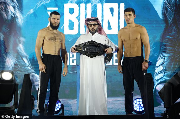 RIJAD, SAUDIJSKA ARABIJA - 11. LISTOPADA: Dmitry Bivol i Artur Beterbiev važu se uoči svoje IBF, WBC, WBA i WBO neprikosnovene borbe u poluteškoj kategoriji sutra navečer u sklopu Riyadh Season - IV Crown Showdowna 12. listopada 2024. u Rijadu, Saudijska Arabija Arabija. (Foto Mark Robinson/Matchroom Boxing/Getty Images).
