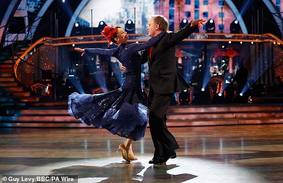 Za korištenje samo u Ujedinjenom Kraljevstvu, Irskoj ili zemljama Beneluksa. BBC-jeva fotografija Chrisa McCauslanda i Dianne Buswell tijekom njihovog pojavljivanja u subotnjoj emisiji Strictly Come Dancing na BBC1. Datum slike: subota, 19. listopada 2024. PA fotografija. Vidi PA priču SHOWBIZ Stricly. Autor fotografije trebao bi glasiti: Guy Levy/BBC/PA Wire NAPOMENA UREDNICIMA: Nije za korištenje više od 21 dan nakon izdavanja. Možete koristiti ovu sliku bez naknade samo u svrhu objavljivanja ili izvještavanja o trenutnom BBC-jevom programu, osoblju ili drugim BBC-jevim rezultatima ili aktivnostima unutar 21 dana od izdavanja. Svako korištenje nakon tog vremena MORA biti odobreno putem BBC Picture Publicityja. Molimo da sliku pripišete BBC-ju i bilo kojem imenovanom fotografu ili neovisnom stvaratelju programa, kao što je opisano u naslovu.