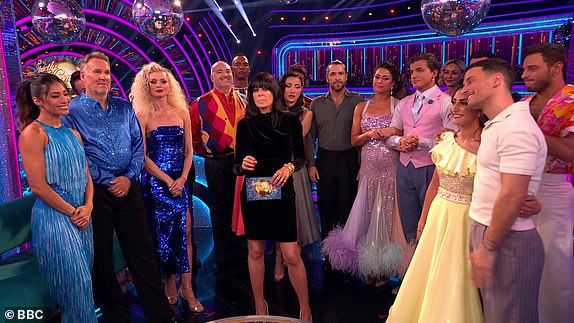 Strictly Come Dancing BBC One HD subota, 19. listopada 2024. Wynne Evans Katya Jones Nancy Xu drži ruke oko Katyina struka