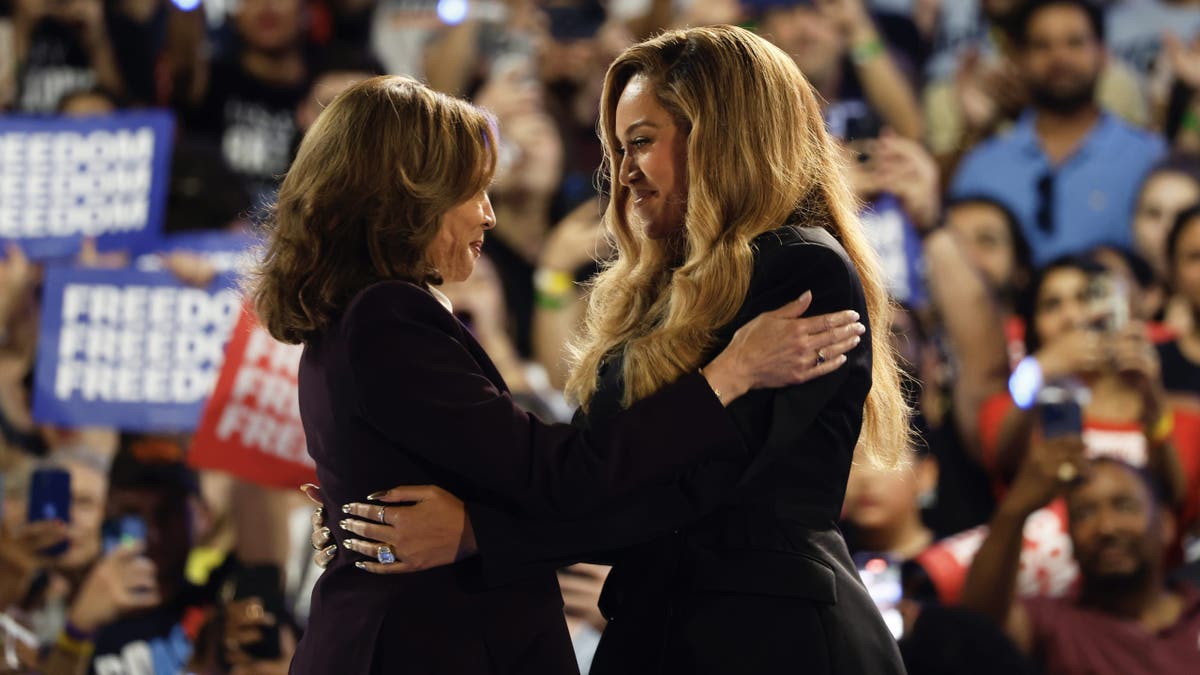 Beyonce i Kamala Harris zagrljene na pozornici