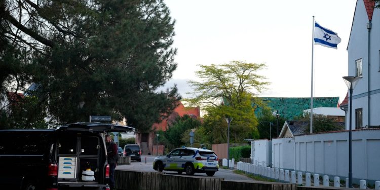 2 tinejdžera uhićena nakon eksplozija u blizini danske izraelske ambasade