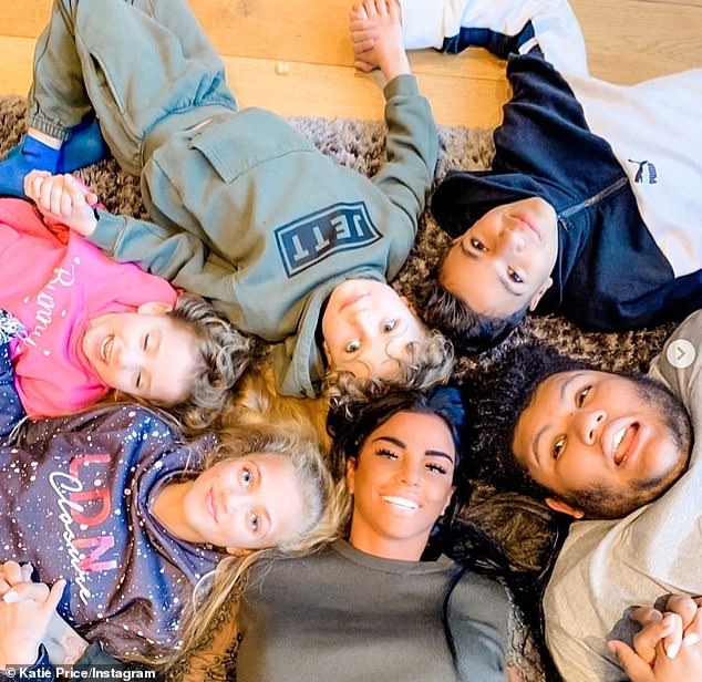 Katie je već ponosna mama sina Harveya (22) s bivšim nogometašem Dwightom Yorkom, sina Juniora (19), kćeri Princess (17) s prvim suprugom Peterom Andreom te sina Jetta (10) i kćeri Bunny (9) s bivšim suprug Kieran Hayler (na slici sa svojom djecom)
