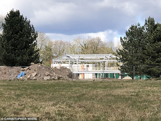 Fotografije snimljene na tom mjestu 2022. pokazuju postavljanje čeličnog okvira vile