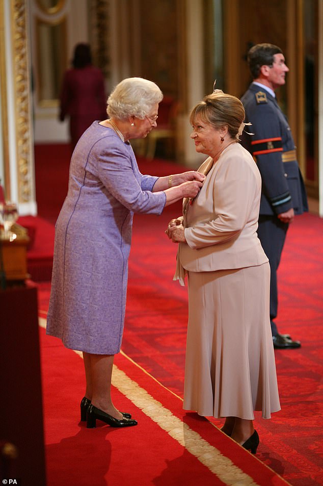 Sylviju je kasnije 2007. kraljica Elizabeta II. proglasila OBE. Glumica je prikazana kako prima počast od pokojne kraljice na službi u Buckinghamskoj palači