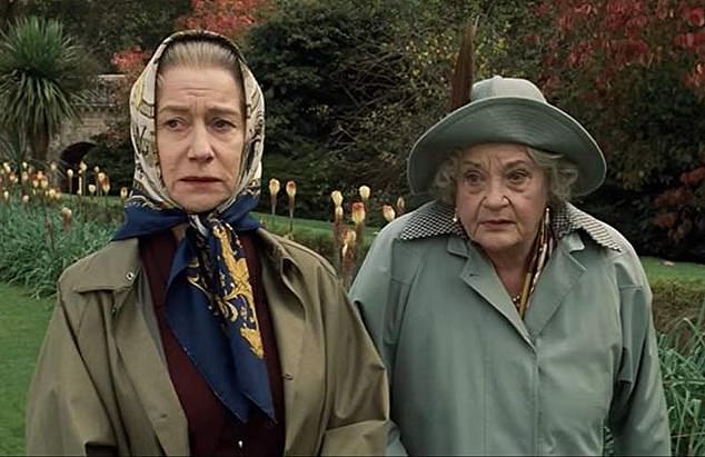 Sylvia (desno) također je glumila zajedno s osobama poput Sir Cliffa Richarda u Expresso Bongo i prije nego što je kasnije radila s damom Helen Mirren u hit filmu Kraljica