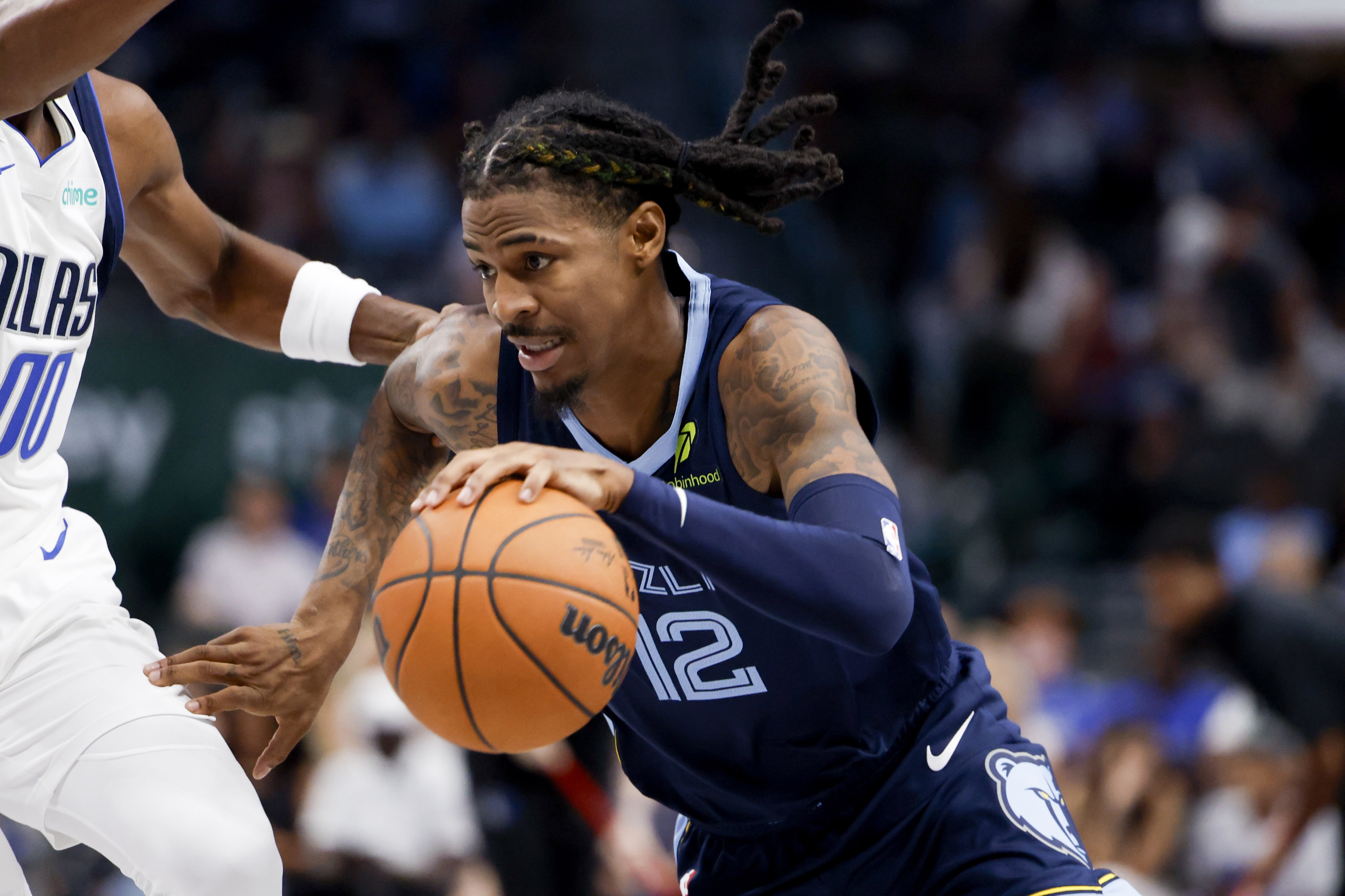 Čuvar Memphis Grizzliesa Ja Morant (12) vozi pored čuvara Dallas Mavericksa Jazian Gortmana (00) tijekom NBA predsezonske košarkaške utakmice u Dallasu, ponedjeljak, 7. listopada 2024. (AP Photo/Gareth Patterson) Associated Press / LaPresse Samo italija i španjolska