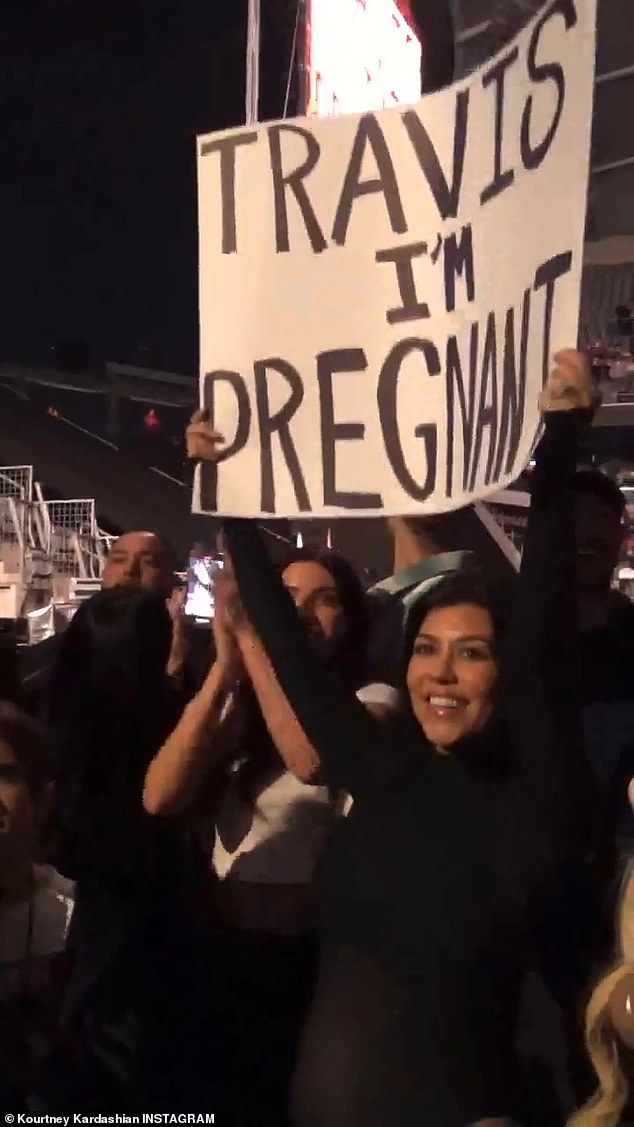 Kourtney i Travis javno su objavili njezinu trudnoću u lipnju, odajući počast glazbenom spotu Blink-182 - All The Small Things