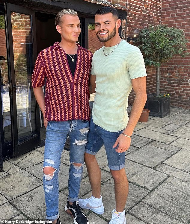 Drama s TOWIE intenzivirala se jer su još tri zvijezde prestale pratiti jedna drugu usred šokantne podjele glumačke postave između Harryja Derbidgea, 30, (lijevo) i Joea