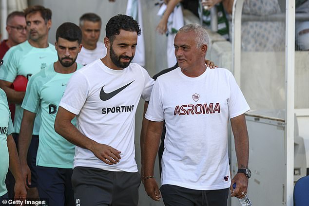 Dvojac, na fotografiji tijekom predsezonske prijateljske utakmice u srpnju 2022., redovito razgovara