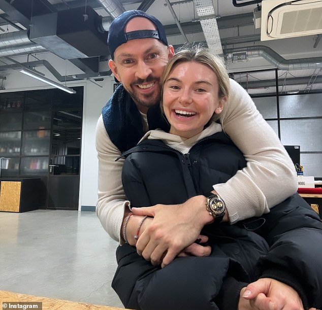 Watt, za kojeg se pretpostavlja da je preko lanca pivovara i pubova BrewDog vrijedan 262 milijuna funti, zatražio je njezinu ruku u subotu, tijekom njihova trenutnog boravka na grčkim otocima