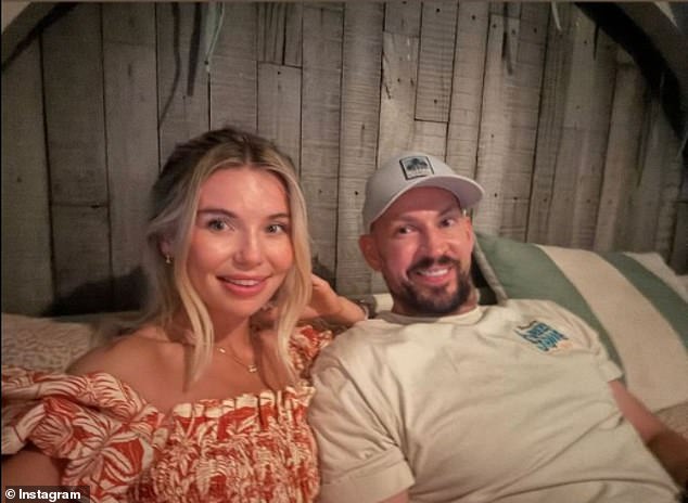 Izvor je rekao za MailOnline: 'Pitao ju je da se uda za njega jučer pred obje njihove obitelji u Grčkoj'