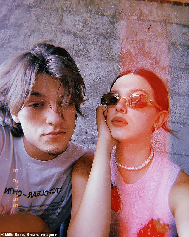 Par je prvi put potaknuo glasine o romansi kada su snimili zajednički selfie dok su sjedili jedno pokraj drugog u vozilu u lipnju 2021.