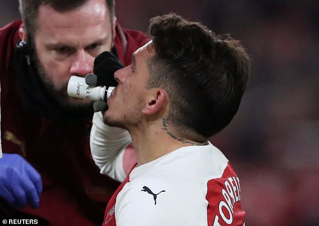 Bivša zvijezda Arsenala Lucas Torreira pije sok od kiselih krastavaca tijekom pobjede njegove momčadi nad Chelseajem 2019.
