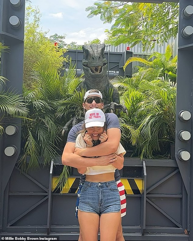 Par je prigrlio svoj novopečeni status tijekom slavljeničkog putovanja u Universal Studios nekoliko dana nakon vjenčanja, a Millie se šepurila u kratkim hlačama na kojima je pisalo 'wifey' i šeširu s izrazom 'wife of party'