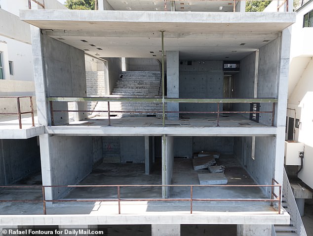 Fotografije snimljene u srpnju otkrile su da su stakleni prozori uklonjeni, ostavljajući jasan pogled na prazne, betonske zidove i podove