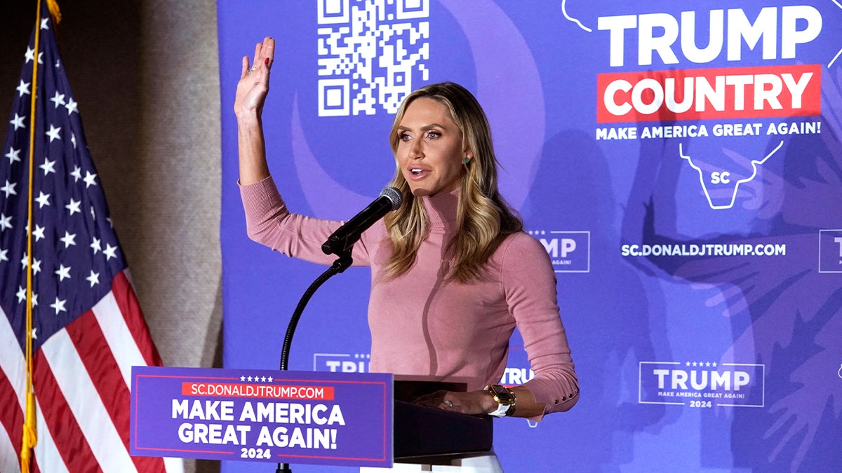 Lara Trump, snaha bivšeg predsjednika i predsjedničke nade 2024. Donalda Trumpa, govori u dvorani VFW u Beaufortu, Južna Karolina, 21. veljače 2024. 