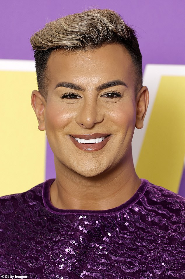 The Sun je otkrio da Joe navodno izlazi sa svojim kolegom iz postave Junaidom Ahmedom, 30 (Junaid slikan na dodjeli National Reality TV nagrada u srpnju)