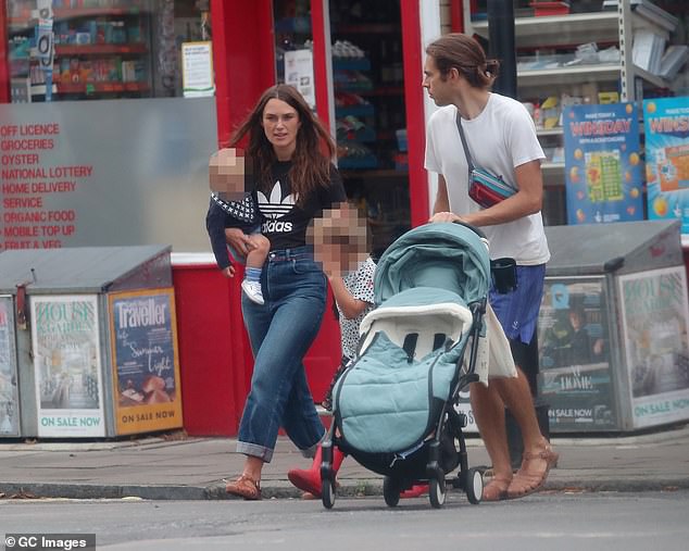 Glumica (39) udana je za glazbenika Jamesa Rightona, a par ima djecu Edie (9) i Delilah (4)