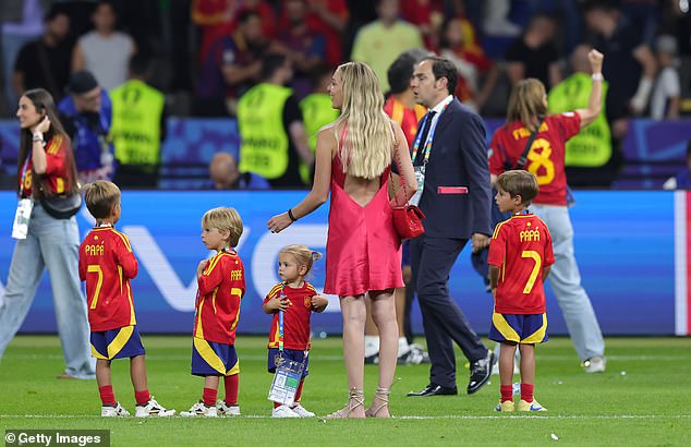 Morata je priznao da se sada boji za svoju sigurnost i sigurnost svoje četvero djece u Italiji koju je imao sa suprugom Alice Campello (u sredini) dok par nastavlja raditi kroz razvod