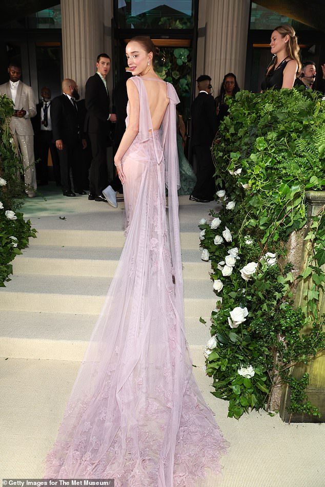 Victoria je dosegla nove visine u svibnju kada je zvijezda Bridgertona Phoebe Dynevor (na slici u haljini) prva odjenula haljinu Victoria Beckham izrađenu po mjeri na Met Gala