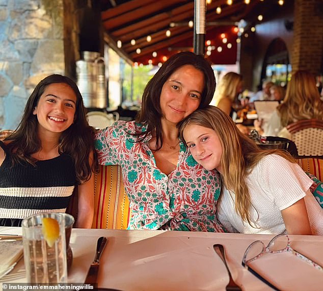 Glumac je otac Mabel Ray, 12, (L) i Evelyn, 10, sa suprugom Emmom