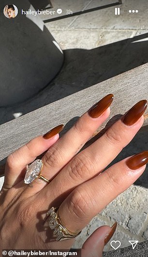 Nekoliko dana kasnije, Hailey je podijelila fotografiju svoje svježe manikirane ruke dok je nosila 'mamin' prsten vrijedan 2.000 dolara