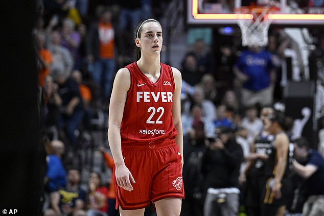 Clark zarađuje milijune od svojih sponzorskih ugovora, ali je zaradila nešto više od 76 tisuća dolara od WNBA